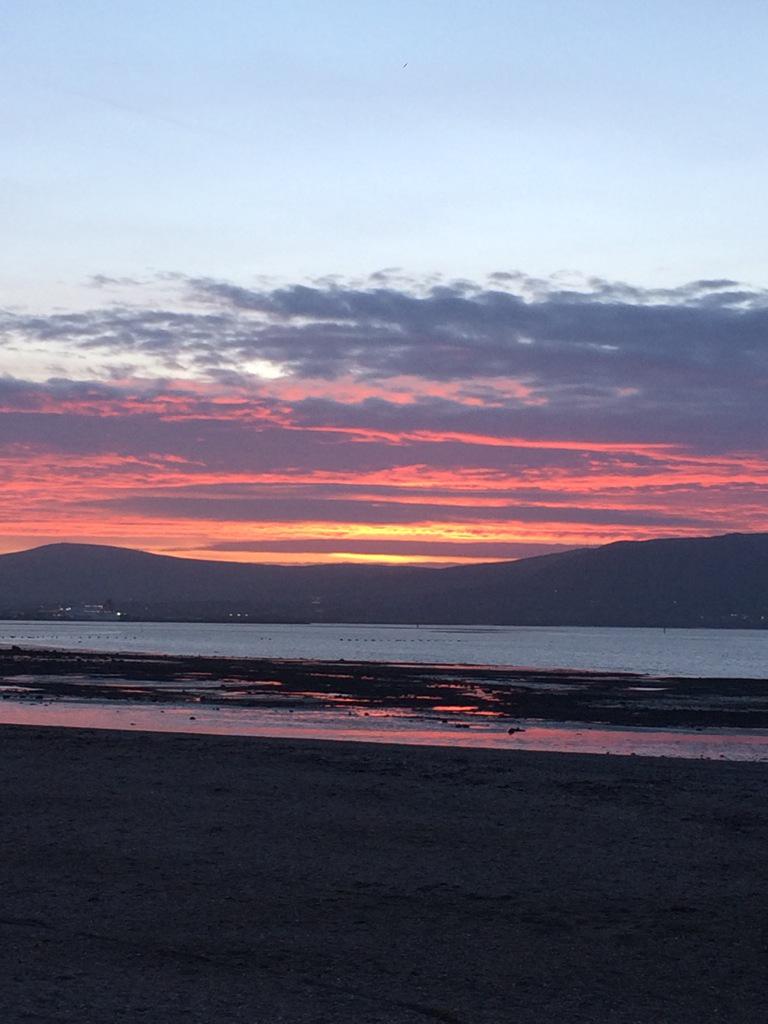steph_sproule's tweet photo. Gorgeous sunset! Does this mean good weather tomorrow @barrabest ?! #Holywood #Down #NorthernIreland http://t.co/diajgIgUsz