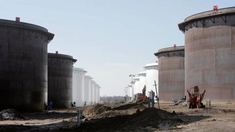 CBCNews's tweet photo. Oil prices drop after U.S. storage depots near capacity http://t.co/NiIRLjsqYV http://t.co/E3xEKg0343