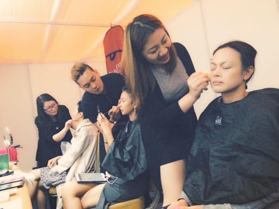 sgmakeupcrew's tweet photo. Typical day in Singapore. With our certified professional makeup artist! Drop us an email sgmakeupcrew@gmail.com now! http://t.co/Fgik7ZdBqJ