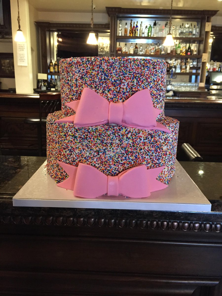 Adorable #sprinkles #cake #CakeWednesdays #Magdalenos
