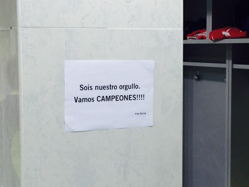 VillarrealCF's tweet photo. Groguets, vuestros mensajes los hemos puesto en el vestuario para animar a los jugadores. ¡GRACIAS! #SÍSePuede http://t.co/pLFPqngWR8