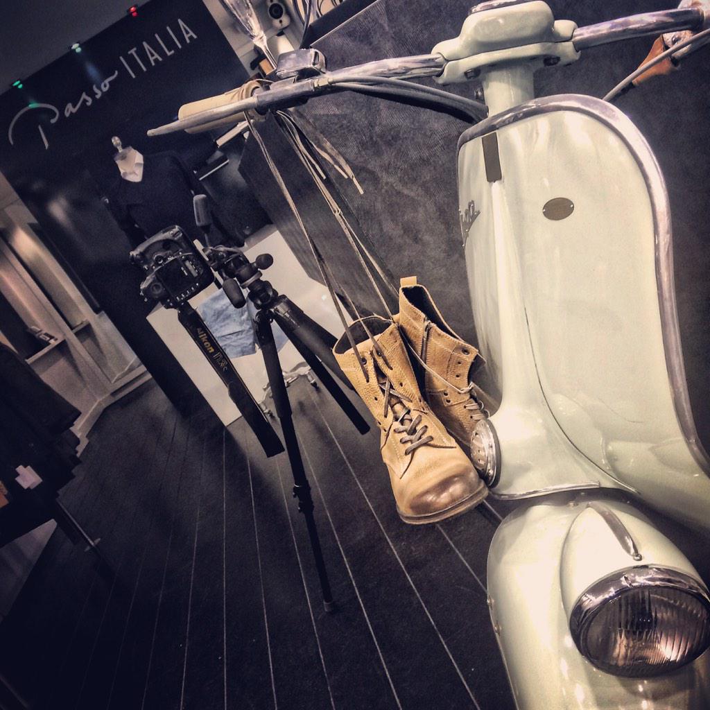 Jarovanmeerten's tweet photo. Zomer collectie #PassoItalia #arnhem aan het fotograferen. Ziet er weer strak uit! #italia #bakkerstraat #vespa http://t.co/GNm05SlKN0