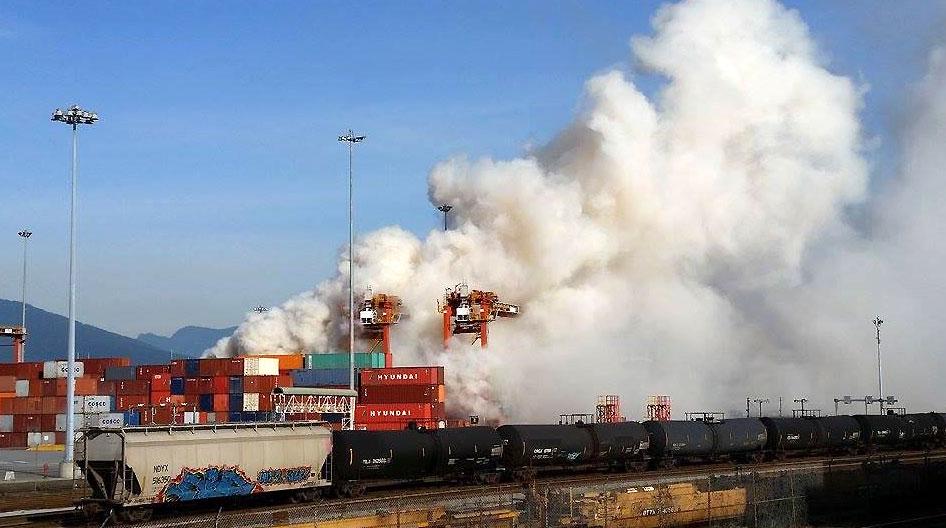 cbcnewsbc's tweet image. UPDATES, PHOTOS, VIDEOS Port Metro #Vancouver chemical fire involves multiple containers bit.ly/1aM0ELd