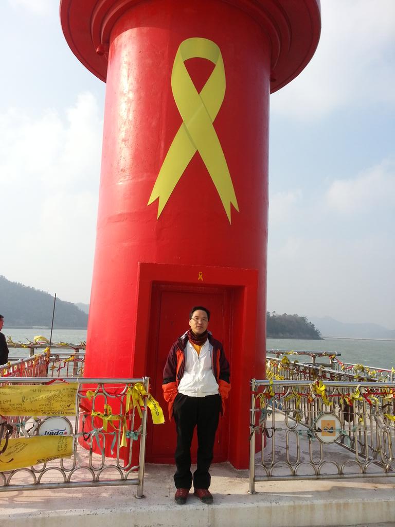 오기

무일푼 누구라도
식의주교육의료문화예술에
앞서거니 뒷서거니
손에 손잡고
어깨동무로

사람사랑하는
나라에
하루를 살지언정

어찌 이런 따위 
나라랑 세상에서

부귀공명 만수무강을 
껄떡대다 뒤지랴!