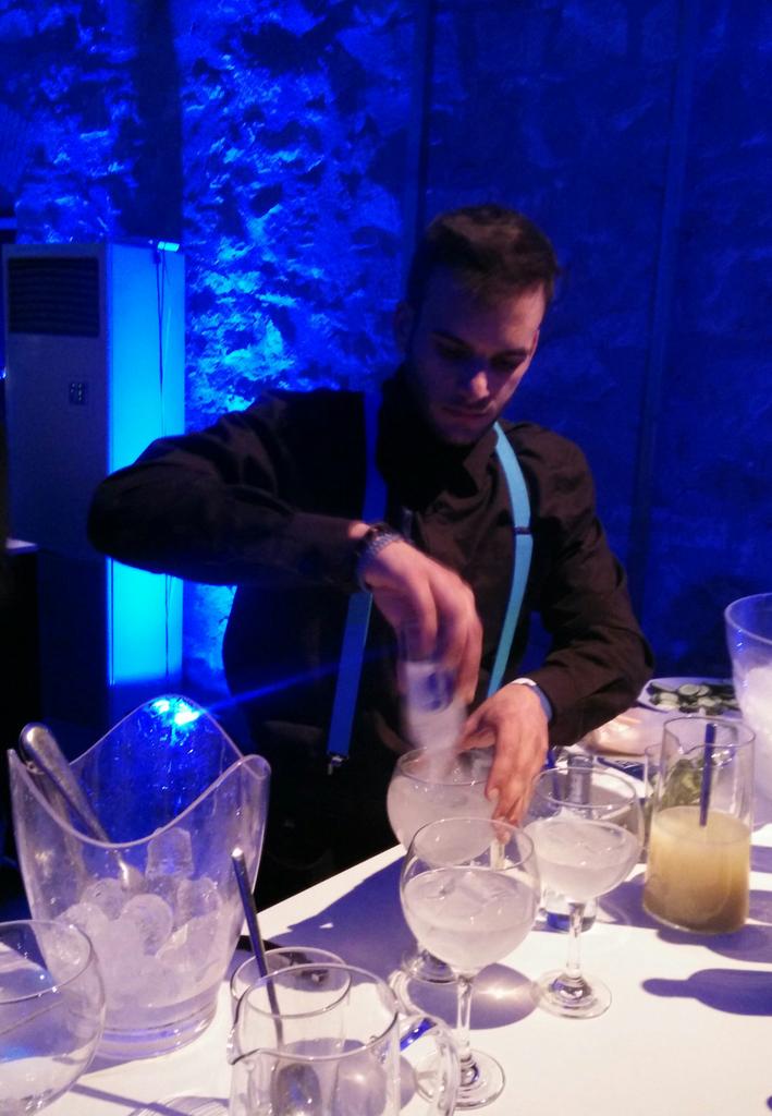 SendFaster's tweet photo. #tweetbeats is mixing up some stellar tunes and groovy drinks. #MWC15 http://t.co/QVGMzPWoUW