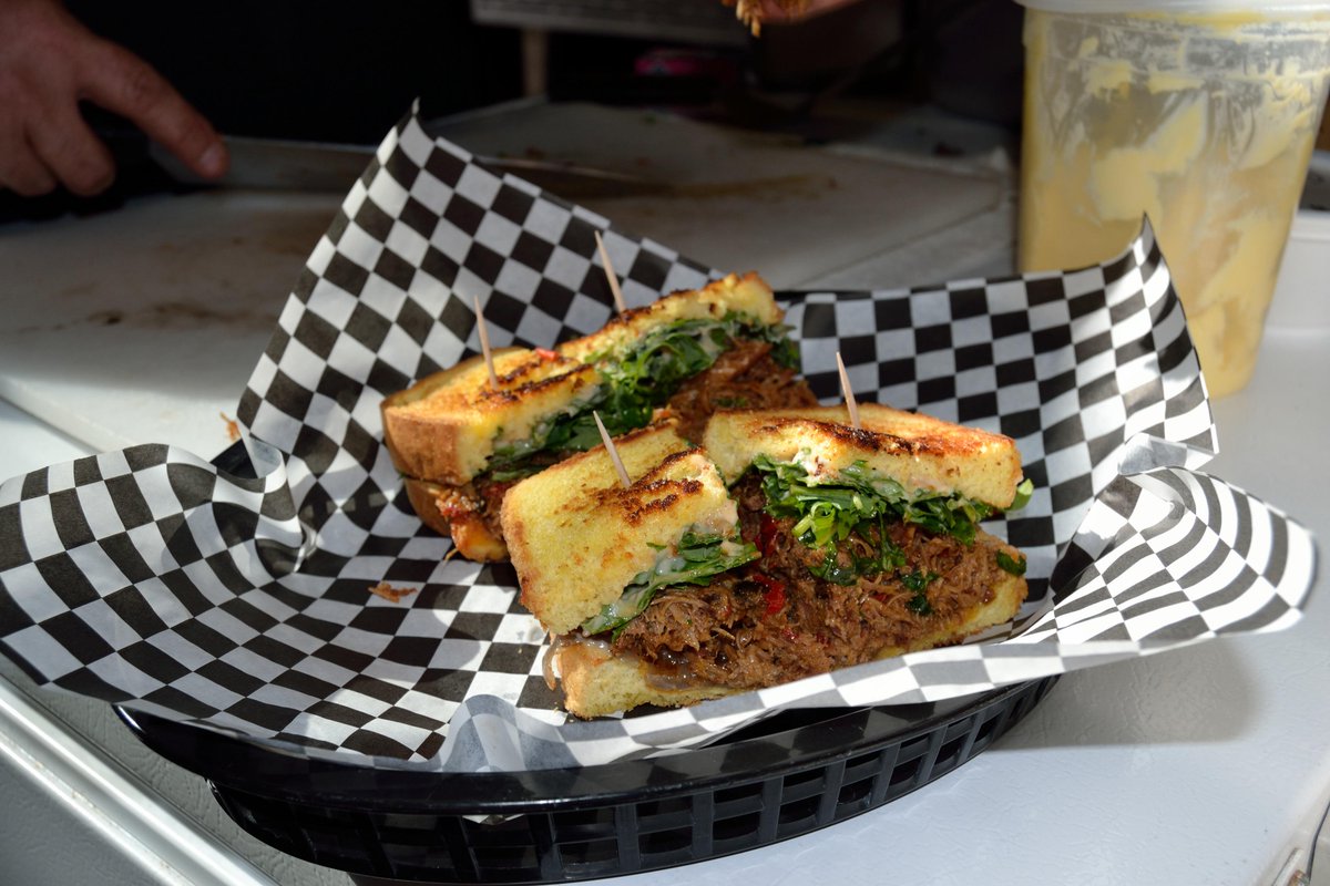 OH_Ye_BAr_day's tweet image. Name this sandwich #contestAlert! #BBQ #fanta #orangesoda #babykale #carmelized #newrecipe #pulledpork #smokedmeats