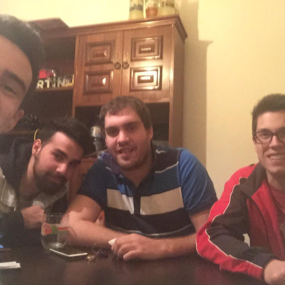 Bertinolopez's tweet photo. #LandRober7 Un bo tute mentres non empeza @landrobervilar . #TunaiShow http://t.co/6Dkdkj8vC8