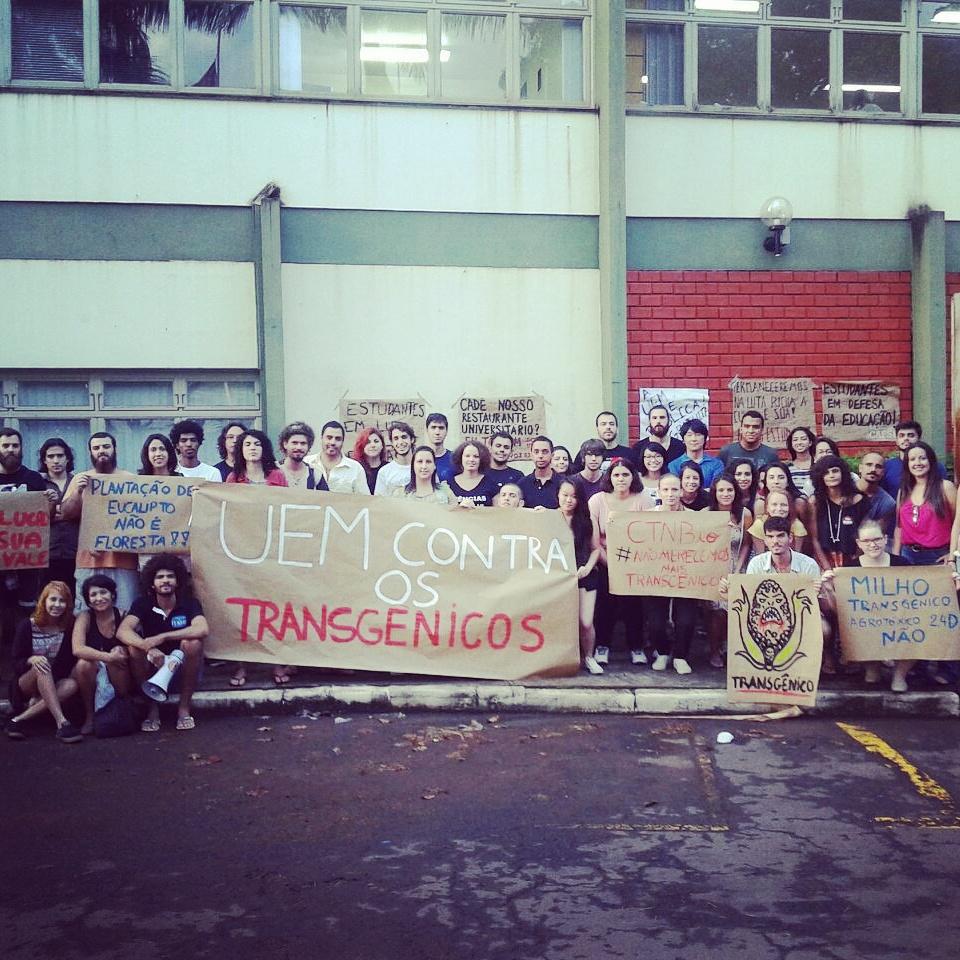 Fluoxevivendo's tweet photo. Estudantes da UEM contra os transgênicos. http://t.co/nGq1y1js5l