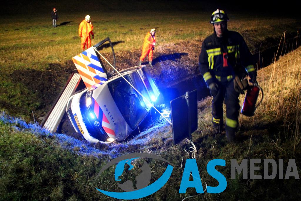 hardnieuwsnl's tweet photo. Politieauto uit bocht gevlogen en in sloot beland Slingerweg #Zeewolde Flevoland Ongeval http://t.co/VCjUvXqDhS http://t.co/lk6QJp6UvT