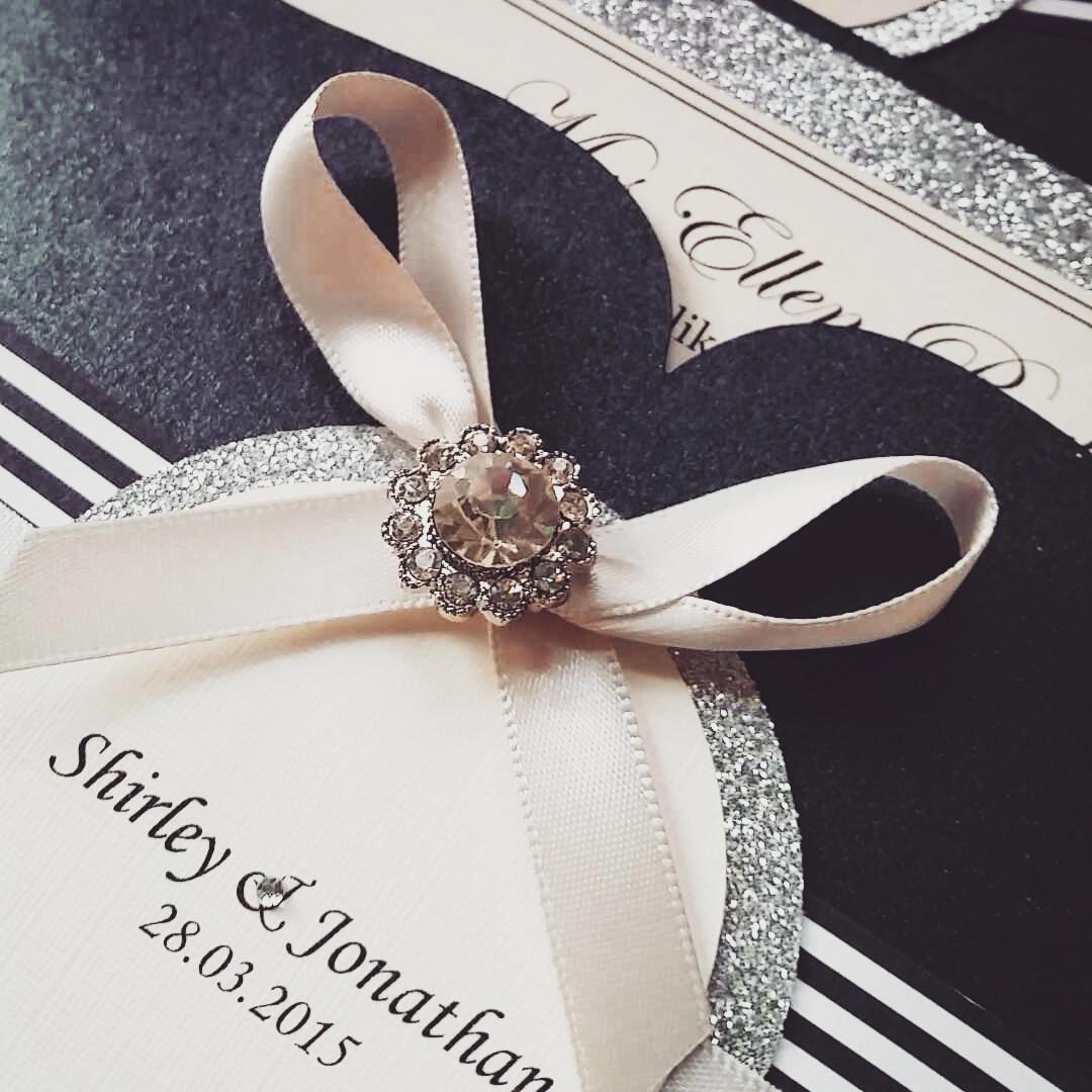 PaperRoseLou's tweet photo. little bit of #glitz and #glam 😄 bespoke #blackandwhite wallet #invitations
#paperrose #handmade #ni http://t.co/qHMBVtwz8H