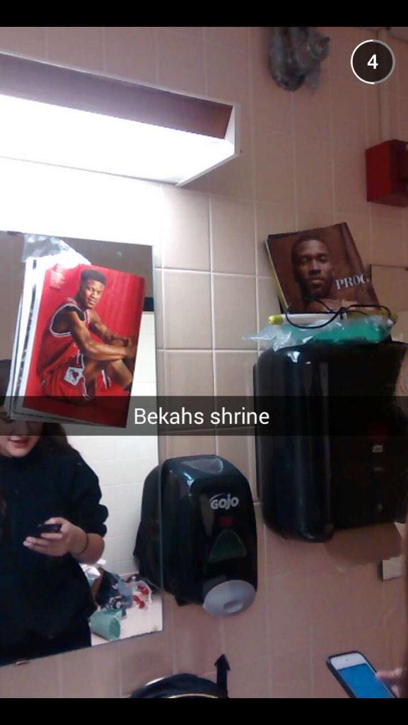 BekahUpdates's tweet photo. Bekah's shrine in the green room bathroom via insder http://t.co/KcftzIzRZW