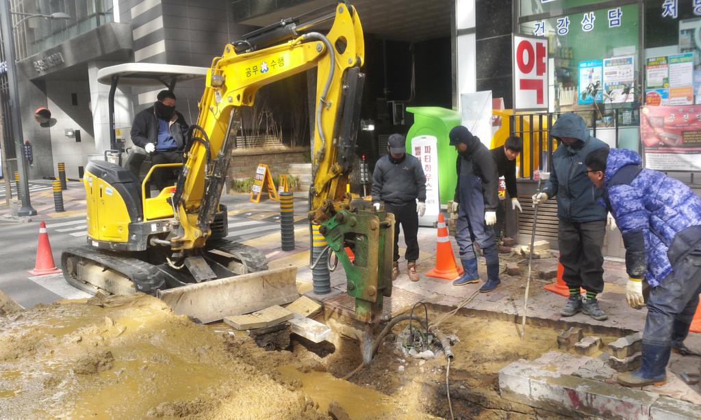 삼평동646번지 앞 상수도관파열로 긴급복구. 작업중입니다 제한급수가 있지만 저수조 사용으로 단수없이 진행하고. 있습니다~~#성남시