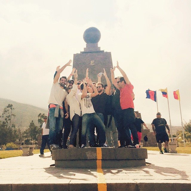 Mgc_19's tweet photo. "@pabloalboran: Más centrados no podemos estar. 
#MitadDelMundo 
#Ecuador 
#Quito http://t.co/0asdNS6tAz"