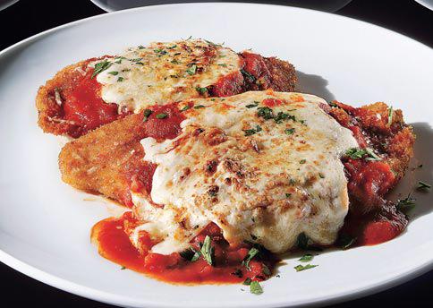 fiscatellis's tweet image. who wants #dinner? #chickenparm #Fiscs