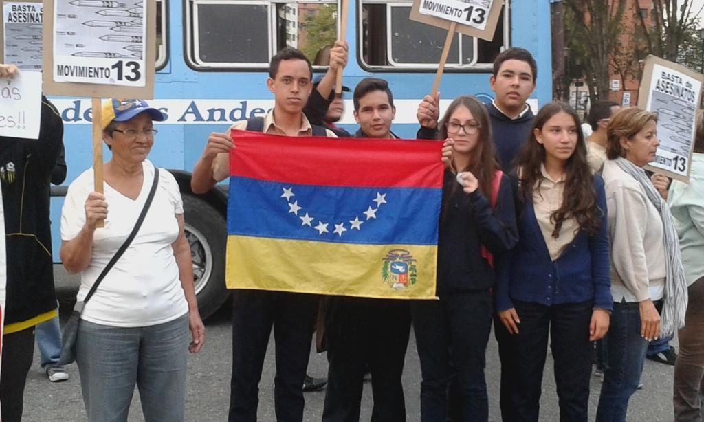 AnaLabrador1's tweet photo. #MeridaNoSeRinde sale a la #Calle para exigir #RespetoALaVida en Colg Arzobispo Silva @ventevzlamerida @meridalider http://t.co/ZNPBZhNtnF