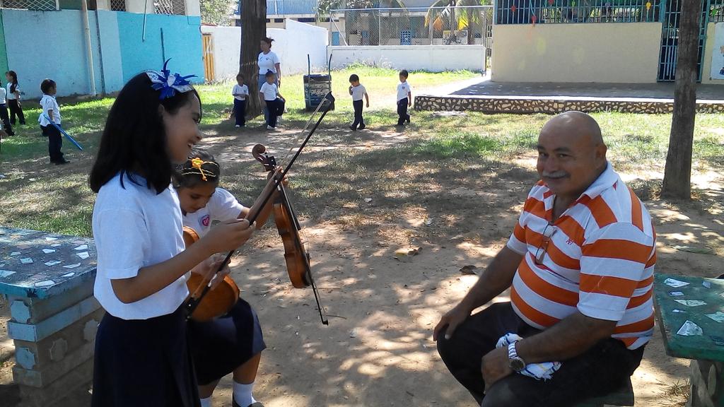 Concierto al personal obrero de preescolar Fe y Alegría T. A <a href="/ProgramaSBbnas/">Programa SB Barinas</a> #ElSistemaCumple40