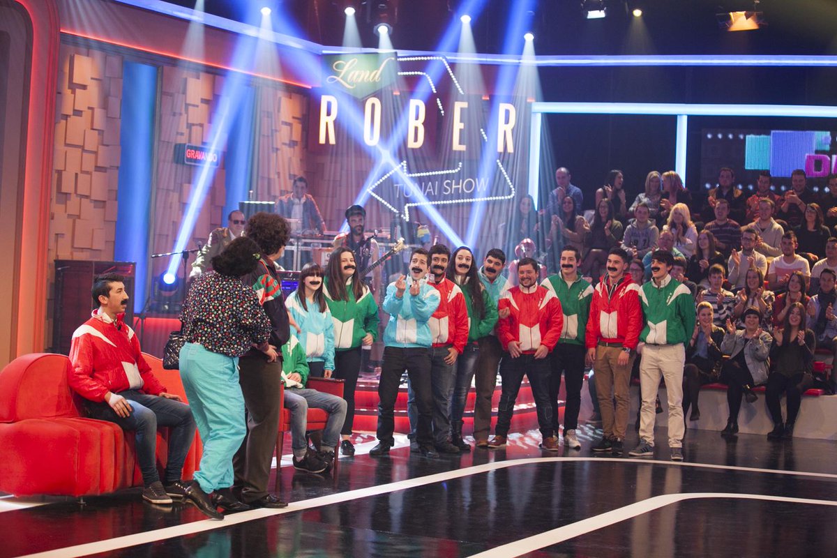 RobertoVilarTV's tweet photo. A familia que pide unida, segue unida: Joao, dame un millao! #LandRober7 http://t.co/3MJ98bGeKN