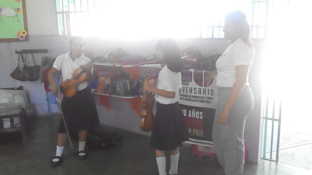 Concierto a preescolar primer nivel A y B segundo nivel A y B fe y alegría T. A <a href="/ProgramaSBbnas/">Programa SB Barinas</a> #ElSistemaCumple40