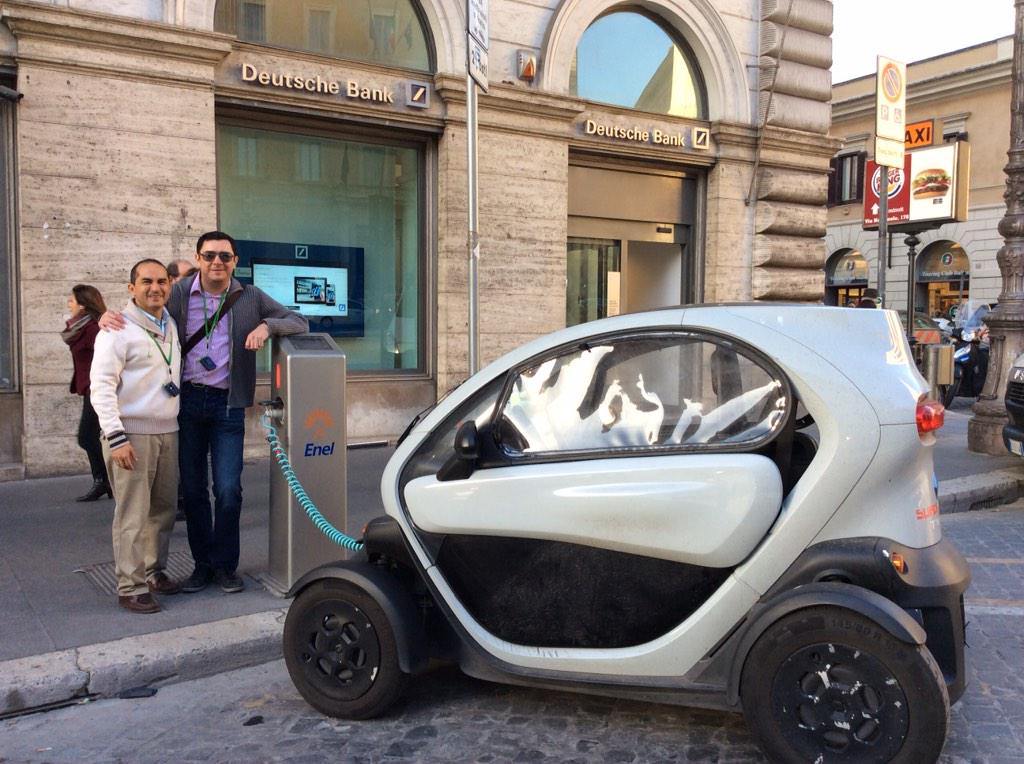 gmrubio's tweet photo. Conociendo y compartiendo experiencias con experto de México @Netssmx sobre transporte sostenible #carroselectricos http://t.co/7jJqI97U28