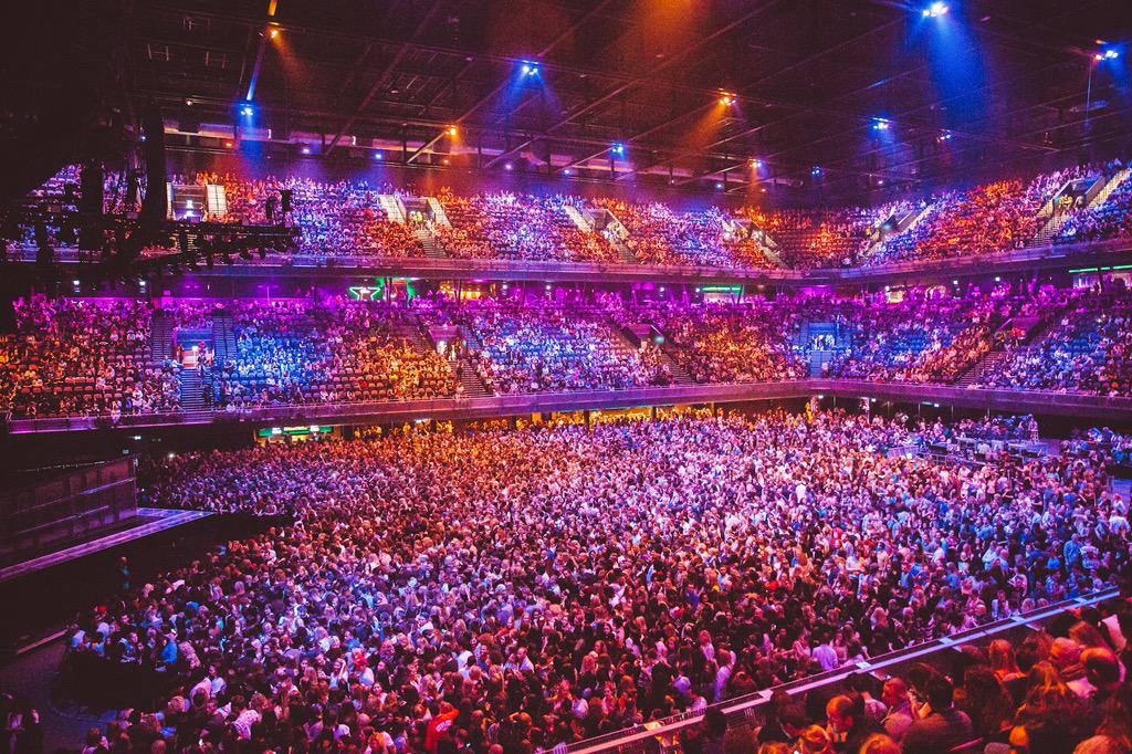 faithmay_'s tweet photo. “@Usher: Tonight was an Experience! Thank you Amsterdam #URXTour http://t.co/Z4Wk79e2xl”