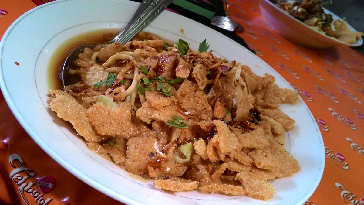 Nanti siang mau makan apa? Ada Mie Kopyok Pak Dhuwur ini yang sekalu ramai jam maksi.