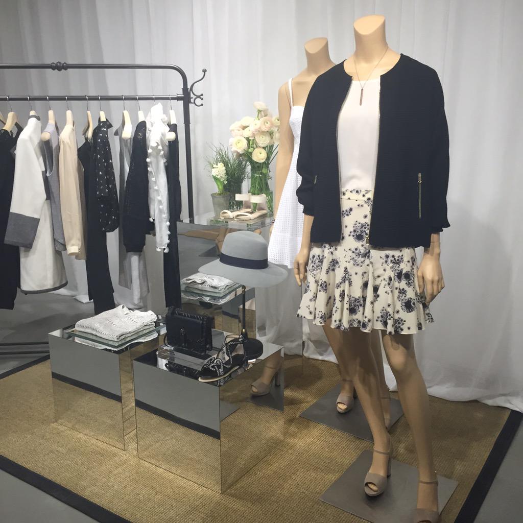 InStyle_korea's tweet photo. 이 곳은 #클럽모나코 #clubmonaco 2015 SS 컬렉션 현장입니다! 국내에서 처음으로 슈즈와 액세서리 컬렉션을 선보이는 자리이기도 하죠. 역시 클럽모나코답다는 표현이 딱이에요! #CMcollection http://t.co/2p0y0Lgzgg