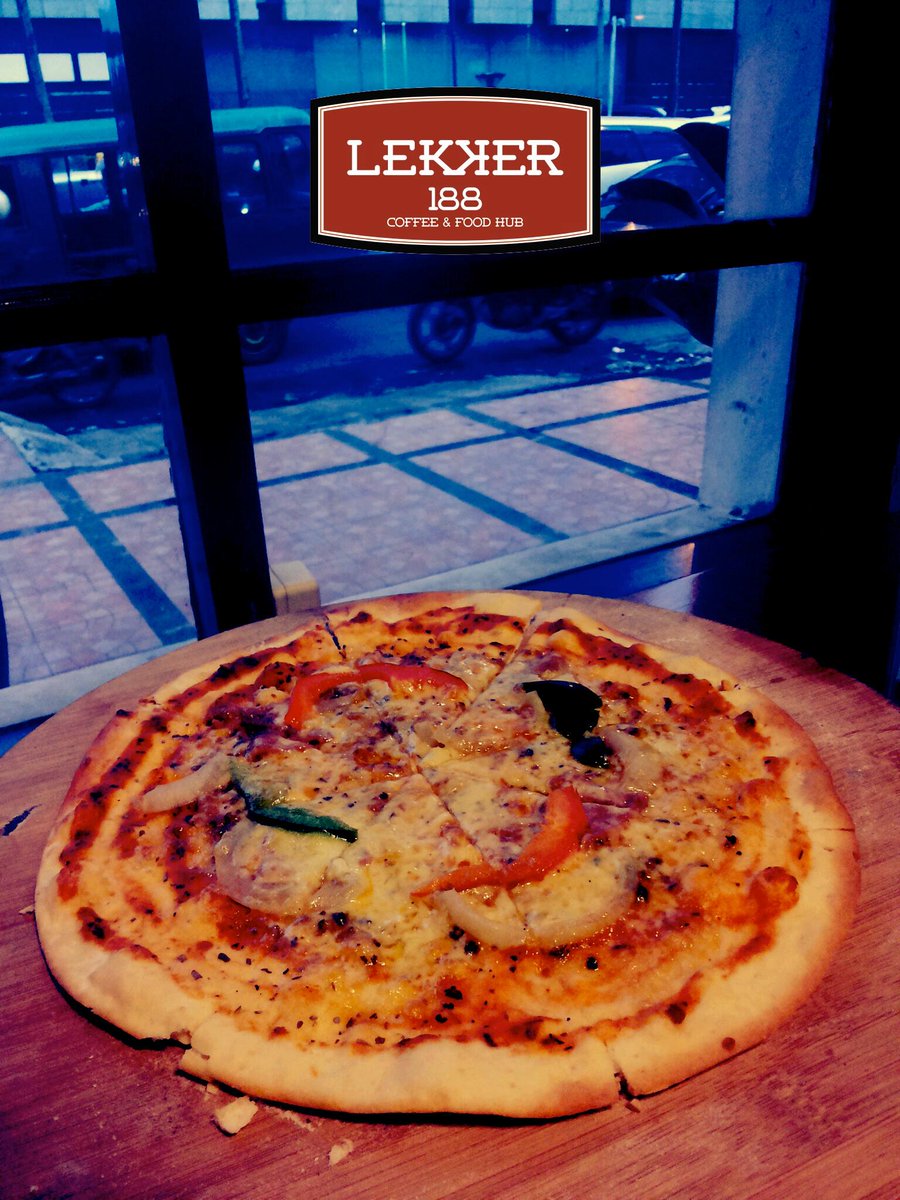 lekker188's tweet photo. now pizza di lekker by @cafeasix available.. lezat bin cruncy banget pizzanya  #pizzayuk http://t.co/JWTDVITkcv