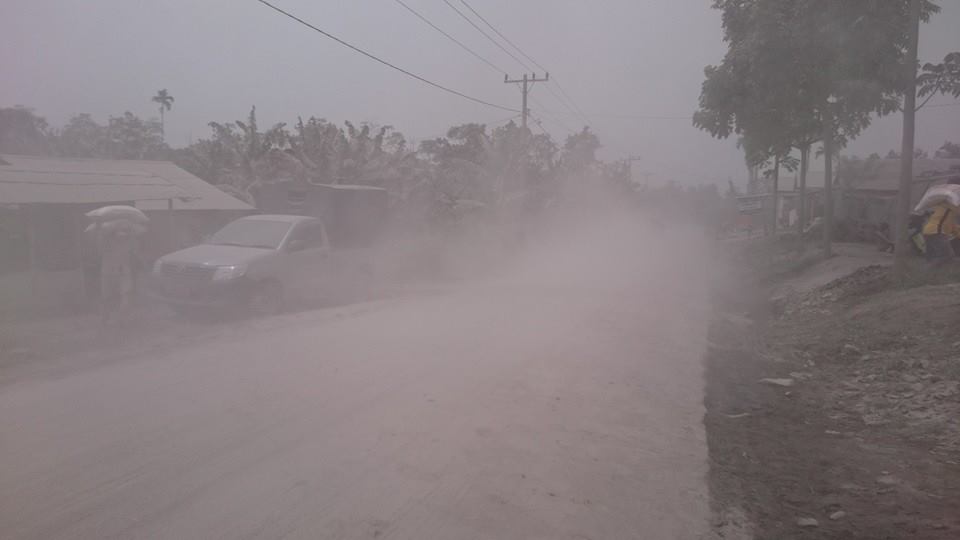 Dampak Erupsi Sinabung 04.00 Dini Hari  Kamis 5/3/2015
 Gambar di daerah zona aman sp.Gurukinayan <a href="/infobencana/">Media Center</a>