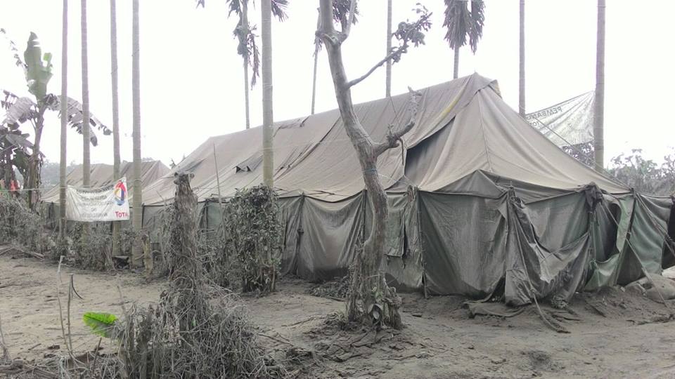 Dampak Erupsi Sinabung 04.00 Dini Hari Kamis 5/3/2015 Gambar posko daerah sp.Gurukinayan. <a href="/rumahzakat/">Rumah Zakat</a> <a href="/infobencana/">Media Center</a>