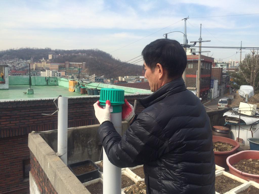 #성남시 정화조 모기방지팬 설치사진입니다..모기성충이 정화조에 들어가지 못하는 물리적방제 작업입니다..모기zero성남