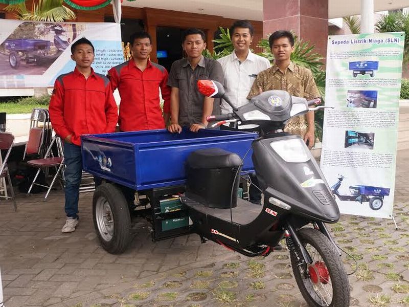 #BeritaUNY #Jogja <a href="/VIVAnews/">VIVAnews</a> Mahasiswa UNY Ciptakan Sepeda Listrik Gerobak    ow.ly/JXIXF