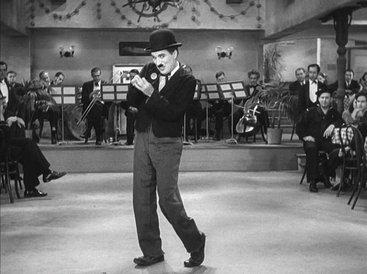 채플린은 <모던 타임즈>를 비롯해 영화 속 대부분의 음악들을 작곡했는데요. 테마곡인 'Smile'은 냇 킹 콜, 에릭 클랩튼, 마이클 잭슨 등이 리메이크해 불렀습니다. 마이클 잭슨이 가장 좋아했던 곡이라네요!