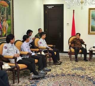 Safar (@ffarmentox) on Twitter photo congrat's bsa plang dgn slmt cc <a href="/Mapala09_FTUH/">Mapala 09 Teknik Unhas</a> <a href="/anak_unhas/">ANAK_UNHAS</a> <a href="/Pak_JK/">Jusuf Kalla</a> Menrima tim Mapala UNHAS wapresri.go.id/index/preview/… … congrat's bsa plang dgn slmt cc <a href="/Mapala09_FTUH/">Mapala 09 Teknik Unhas</a> <a href="/anak_unhas/">ANAK_UNHAS</a> <a href="/Pak_JK/">Jusuf Kalla</a> Menrima tim Mapala UNHAS wapresri.go.id/index/preview/… …