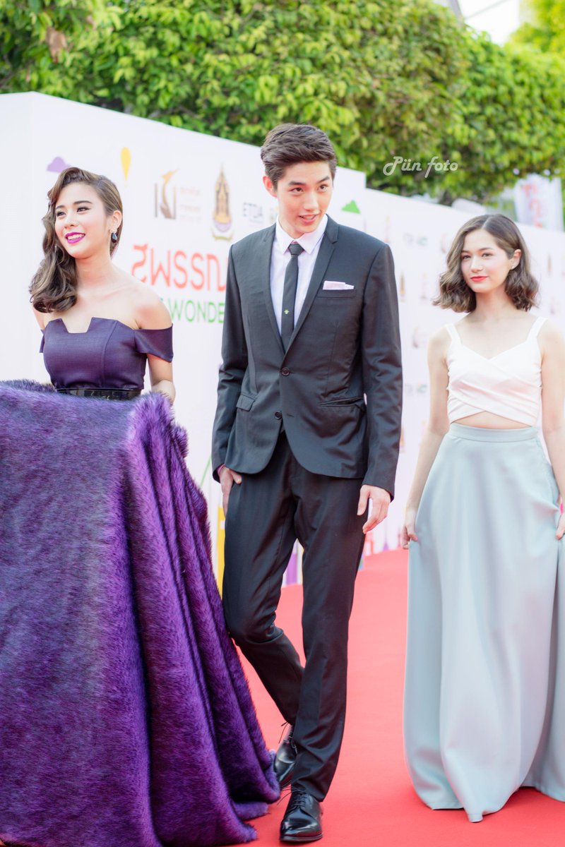 punvong's tweet photo. @supassra_bliss @Tor_Story  เบื้องหน้า - เบื้องหลัง :P 
น���องต่อช่วยน้องเก้าจัดชุด เป็นภาพที่น่ารักมากๆๆ เลยครับ :D http://t.co/0Sf53l7xwt