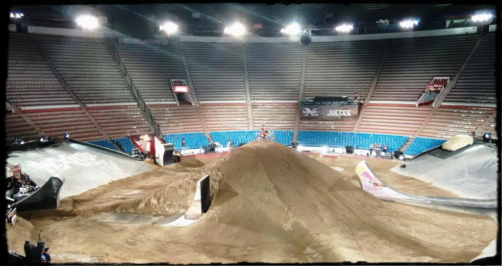 Todo listo para ser uno de los MC del Red Bull XFighters en la Cd de México  #PUM #AsieselRock <a href="/redbullMEX/">Red Bull México</a>