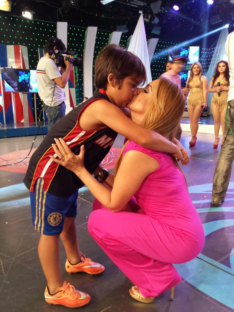 tcsoyelmejor's tweet image. ¿Cuántos RT's para este gran beso? ¡Amor de MADRE! @Gabypazmino junto a Dalito.

¡#LasFotosAtrevidas son las mejores!