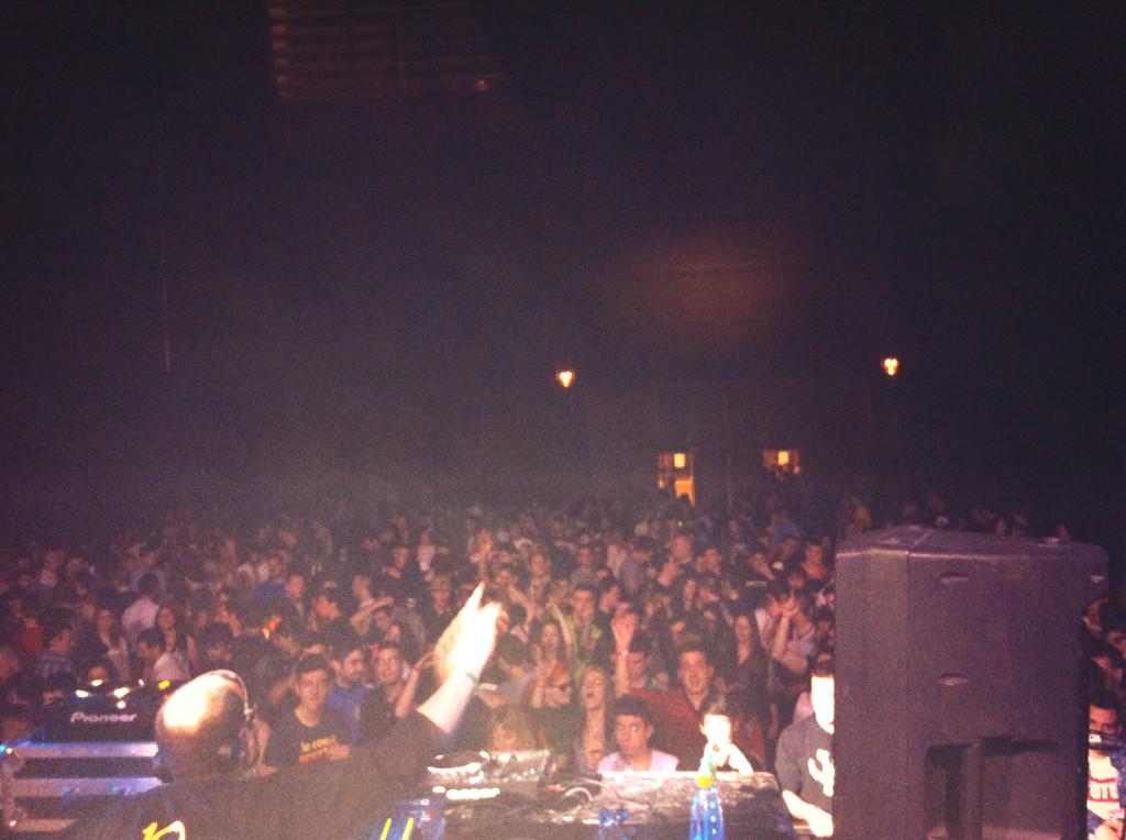 DanyBPM's tweet photo. Esperando mi turno para hacer el cierre en @GlobalMusicZgz que ganas yaaaa!!!!!! http://t.co/3qzmfo9Cja