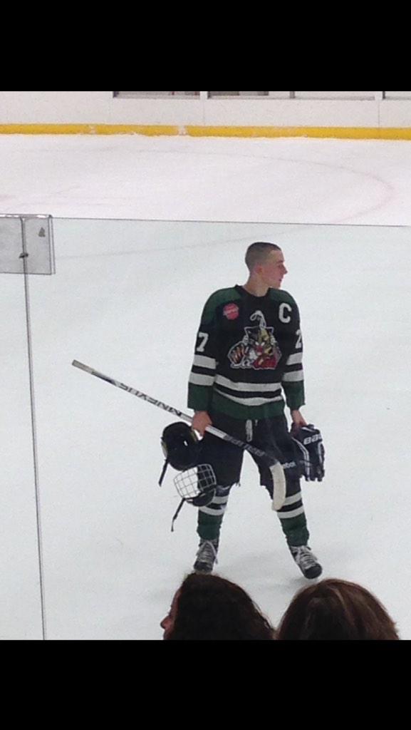 JackieePor21's tweet photo. So proud of my favorite hockey player @Porciello27 last game as an ice cat can't wait for next year #RE27PECT http://t.co/xFvMhUWTS2