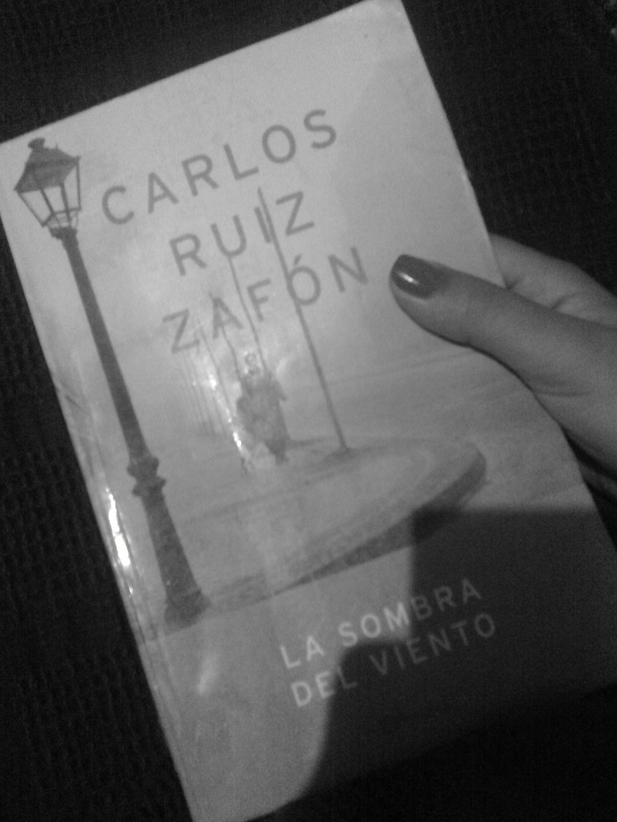 FlorBratanich's tweet photo. Noche de lectura! http://t.co/miA0pRY9WA