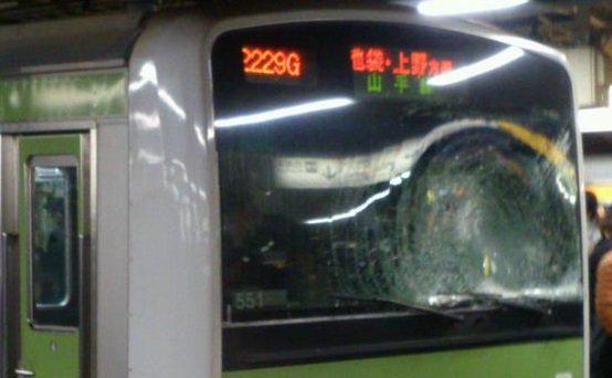 zinyrisolofe's tweet photo. 【悲報】

新宿駅の人身事故に群がるヤジ馬が酷すぎる・・・・

⇒　http://t.co/tjTK4Q8sJ0

※グロ画像閲覧注意 http://t.co/oejChjJUKL