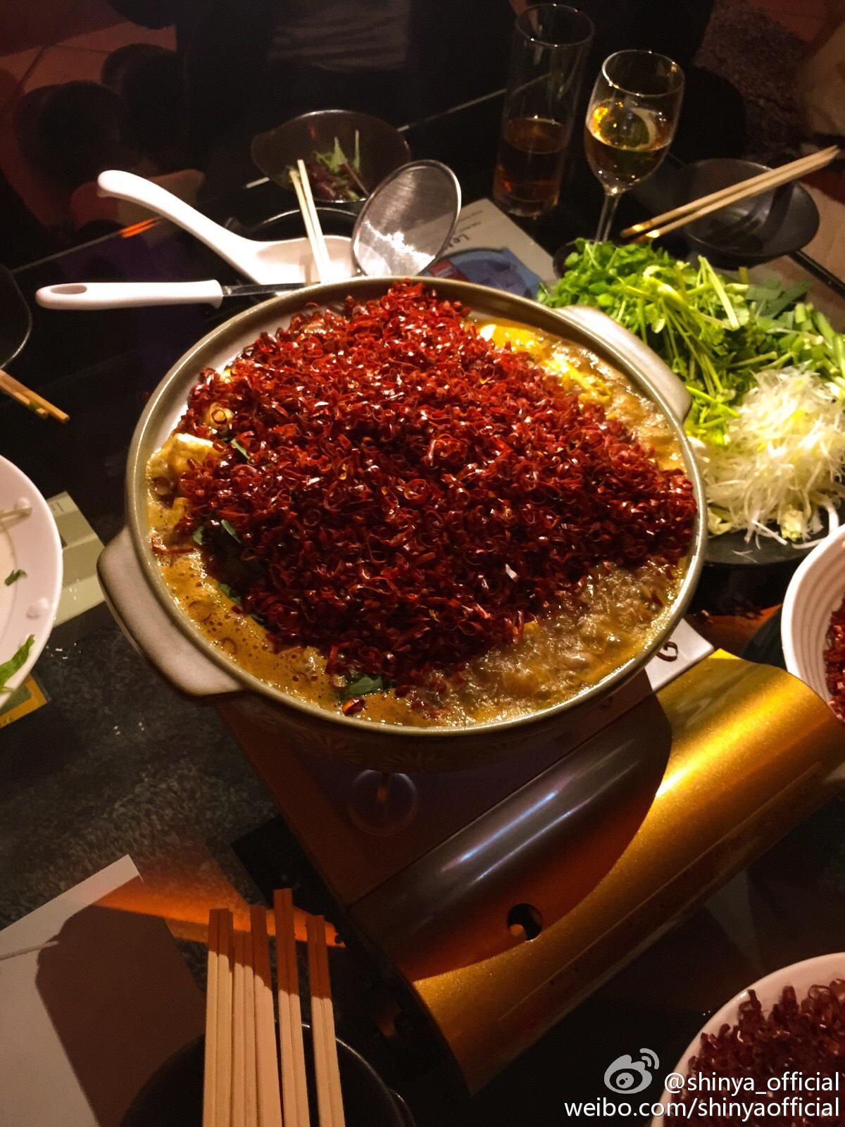 Dear Lovers Dir En Greyのshinyaさんweibo更新 Gacktさんちでマグマ鍋を食す Http T Co Zrzxtz4hxa Gacktさんちのマグマ鍋は やった後のお部屋が刺激臭で凄まじい事になってそうですねｗ Http T Co Dnbaj1rqkg