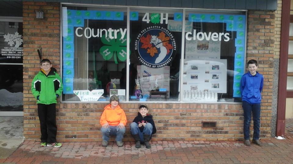 Gatorrulz21's tweet photo. 1st place 4-H window display.@Clover4Country #winner #4Hit http://t.co/DD2ZRdYSaH