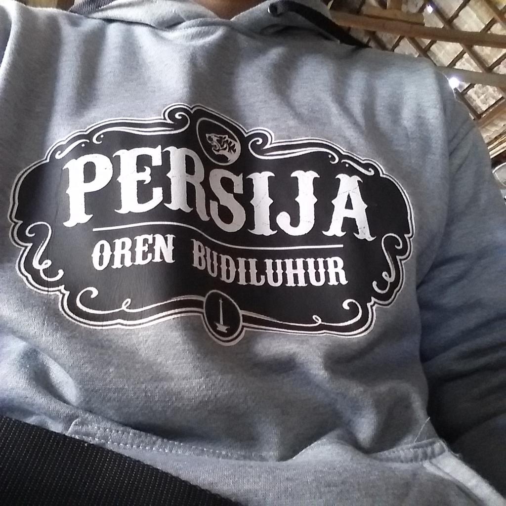 Kalo pake ini boleh ga? :D RT <a href="/BudiLuhur2014/">Univ. BL 2014</a>: Pakai jersey apa kalian ke kampus? Twitpic! #JerseyDay