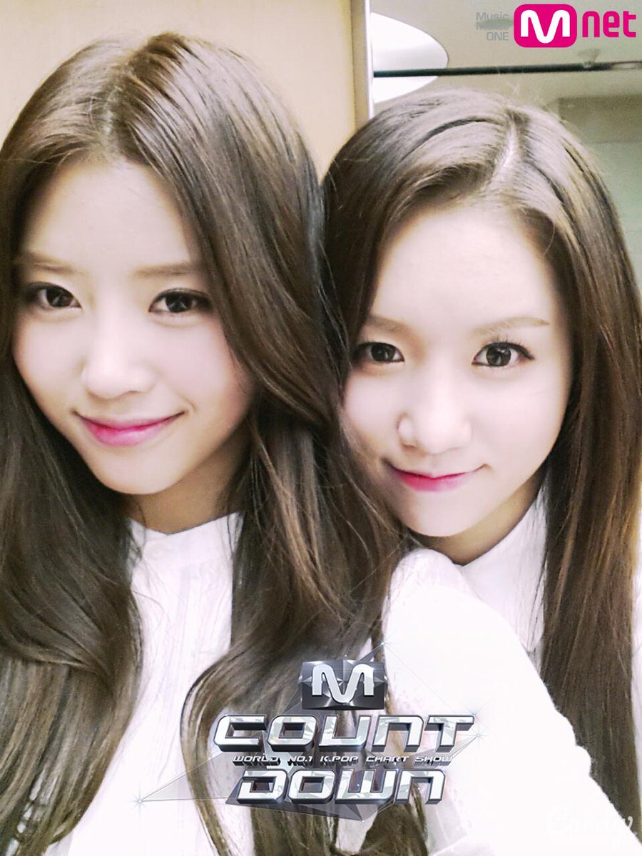 LvzWorld's tweet photo. "@MnetMcountdown: #엠카 트친 여러분 #안녕~ 보고싶었어요! 그래서 러블리즈가 제~~일 먼저 #엠카운트다운 으로 찾아왔답니다. 반가운 인사 받아주실거죠? 오늘 저녁 6시 #러블리즈 최초공개 http://t.co/3QGcR9TnhC"