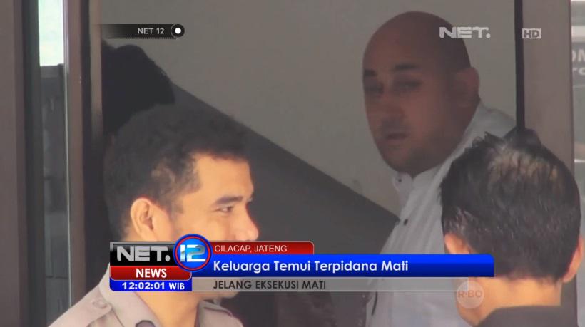 OfficialNETNews's tweet photo. Para Rohaniwan dan keluarga blm diperbolehkan membesuk para terpidana mati #NET12 http://t.co/MXoxLQGAYo