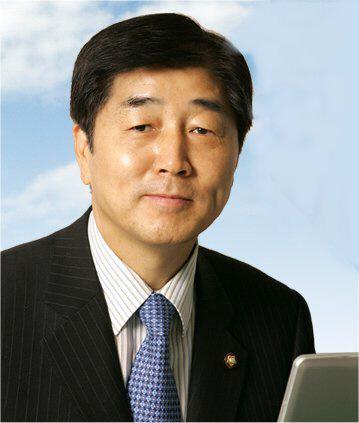 [리퍼트 미 대사 습격] 특전사 출신 장윤석 의원 "범인 덮쳐야 한다는 생각밖에 없었다" joongang.co.kr/1m9 피습 현장에서 범인을 가장 먼저 제압한 건 새누리당 장 의원이었습니다.