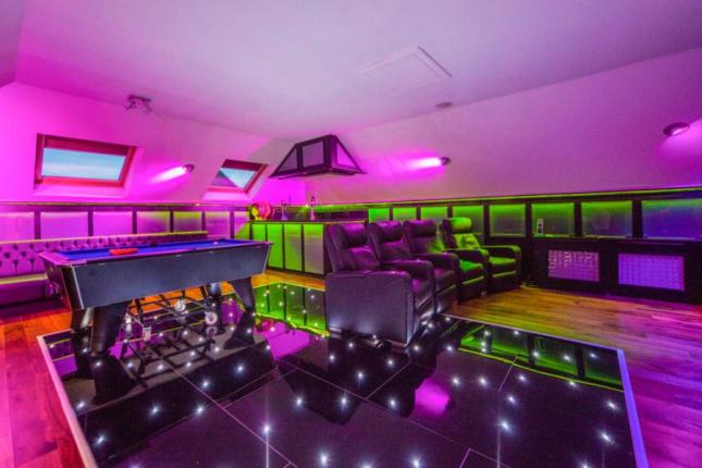 Zoopla's tweet photo. Check out the dance floor! http://t.co/vkMW3AbfAu http://t.co/anob0FbZfI