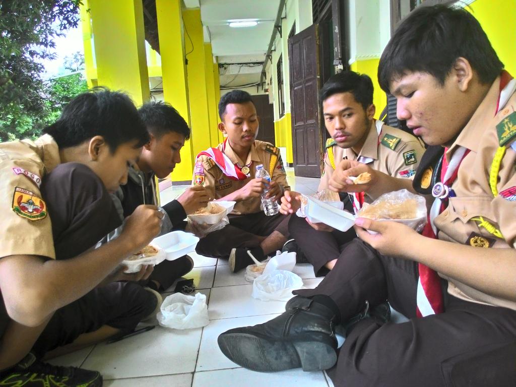 Gak perlu makan mewah, yang penting bareng bareng. ☆★