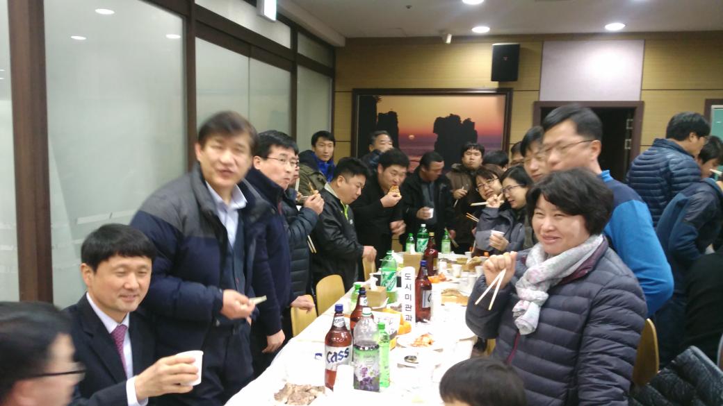 #성남시 분당구청에는 하루 일과를 마치고
정월대보름 맞이 분당 어울림한마당이 진행중입니다

저희 도서미관과는 종합2위를 해서 청장님께
시상금을 받았습니다~

성남시민 여러분도 즐거운 정월대보름 보내세요~^^