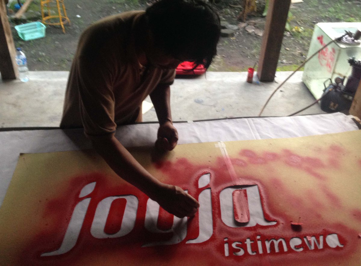 lain di sosmed lain di akar rumput. sebagian rakyat menyambut pisowanan agung dengan gairah kultural. itulah jogja